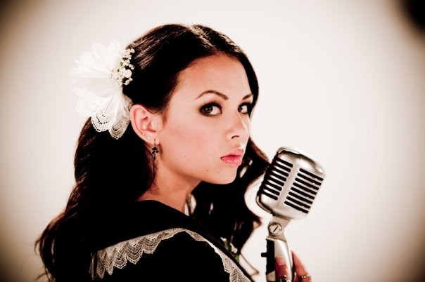 Janel Parrish imagen 2