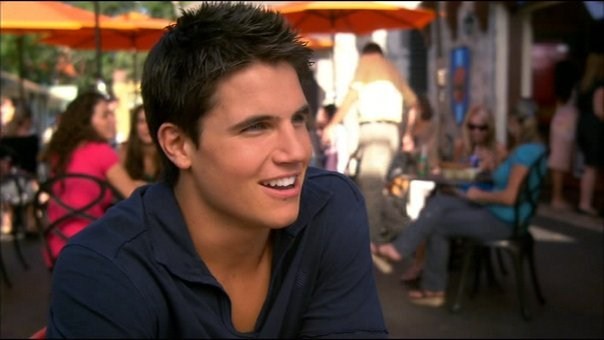 Robbie Amell Image
