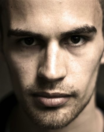 Theo James imagen 3