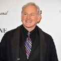 Victor Garber imagen 1
